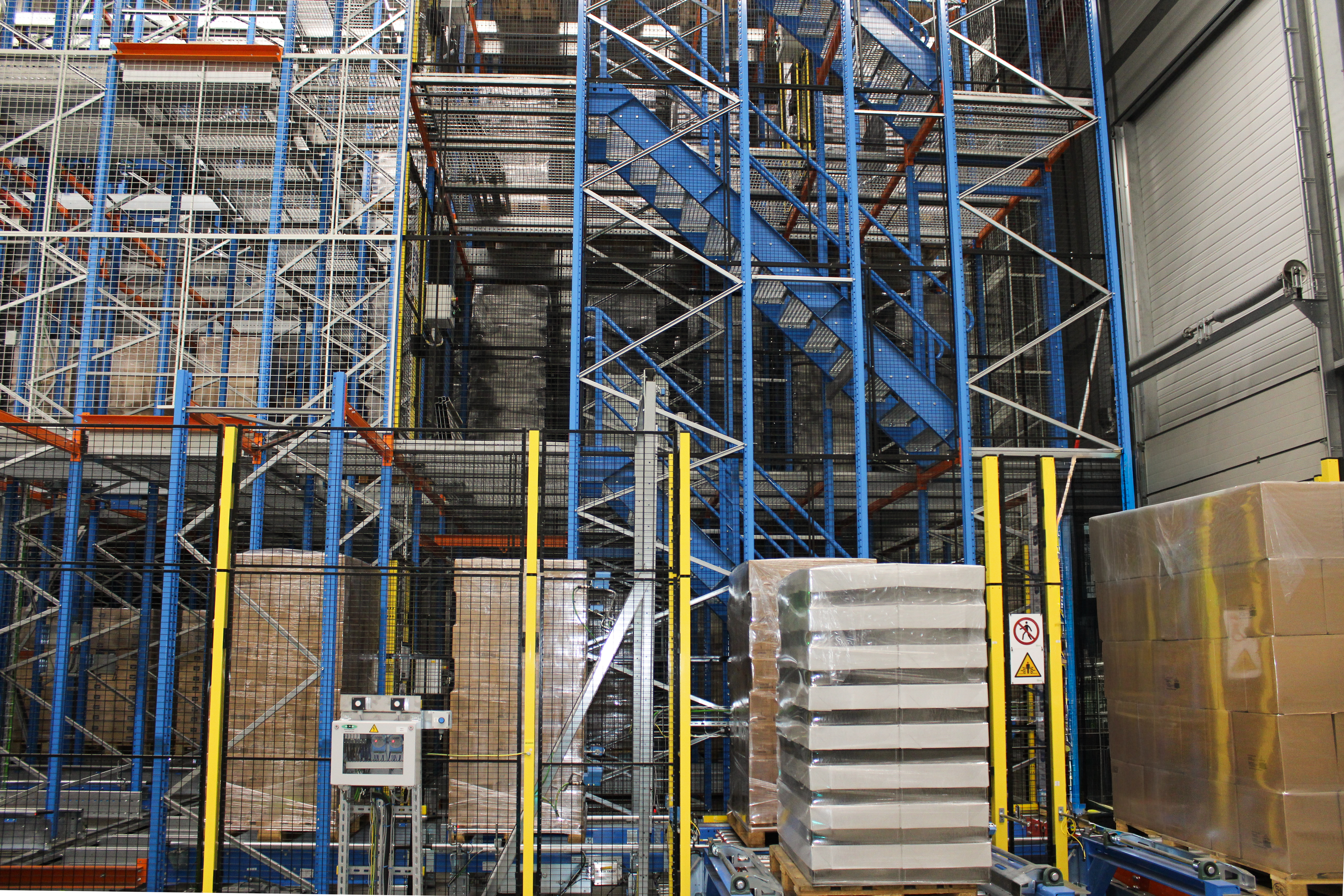 Automatisiertes Hochregallager für TOP The Onion Group